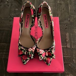 BETSEY JOHNSON Flower / Bow Heels .